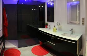 Salle de bains rouge et noire
